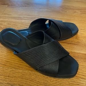 Poppy Barley Crossover Flats Sandals